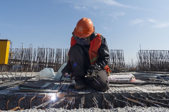 4月3日，在哈尔滨市道外区，工人在中铁一局北门街高架工程施工现场作业。新华社记者 谢剑飞 摄