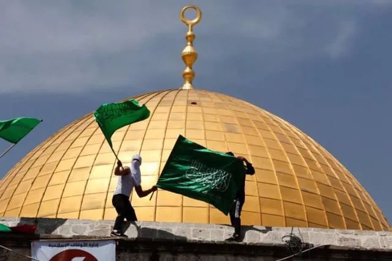 ·今年4月，巴勒斯坦人在耶路撒冷阿克萨清真寺附近抗议。