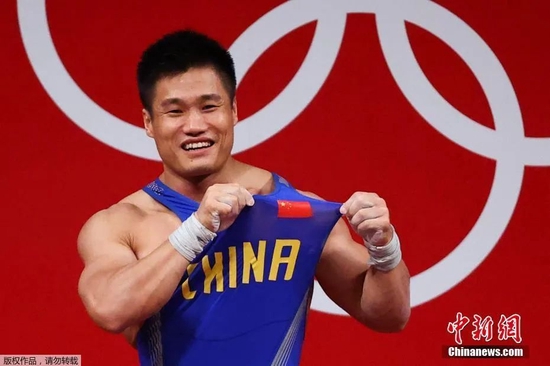 资料图：东京奥运会男子举重81公斤级决赛中，37岁的中国选手吕小军夺得冠军。
