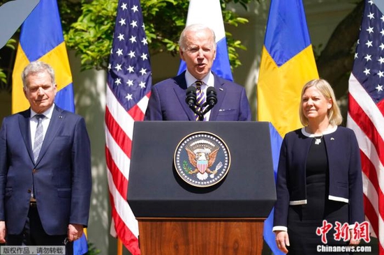  2022年5月19日，美国总统拜登在瑞典首相安德松和芬兰总统尼尼斯托的陪同下，在白宫玫瑰园发表讲话。