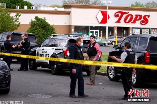 当地时间5月14日，美国纽约州布法罗市一家超市发生大规模枪击事件，警方封锁现场。