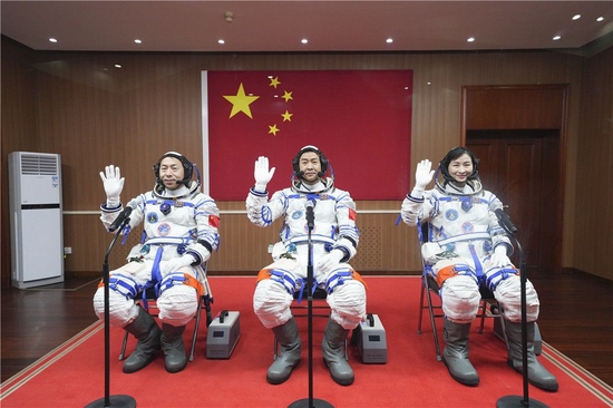  6月5日，神舟十四号载人飞行任务航天员乘组出征仪式在酒泉卫星发射中心举行。陈冬（中）、刘洋（右）、蔡旭哲即将开启为期6个月的飞行任务。新华社记者 李刚 摄