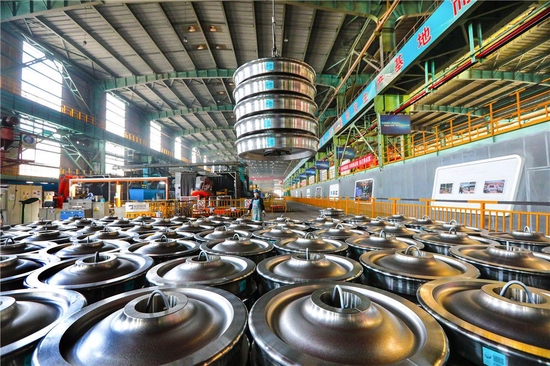 3月3日，在中国宝武马钢一车轮生产车间，成品车轮在吊装准备发货。新华社发