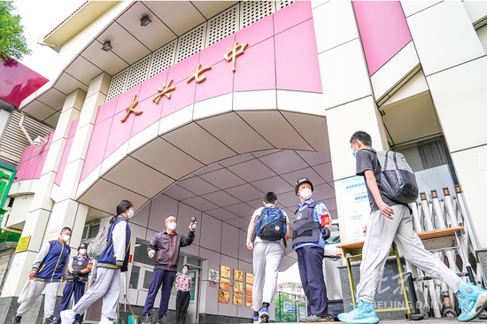 今天上午,本市初三年级复课。在大兴七中,学生们精神饱满,有序测温进入学校。