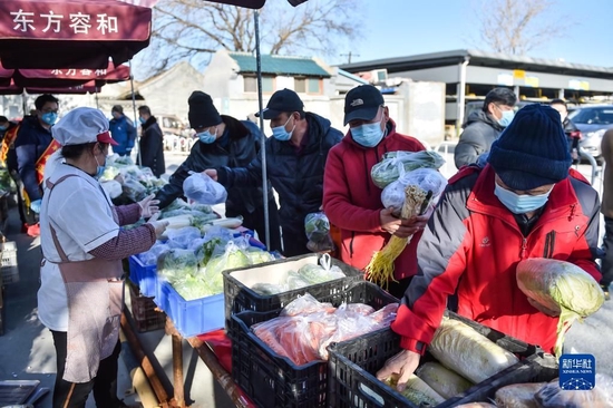北京前门平房区居民在选购蔬菜（2020年3月13日摄）。新华社记者 彭子洋 摄