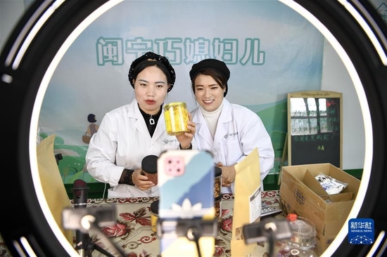 宁夏银川市永宁县闽宁镇闽宁禾美电商扶贫车间员工在直播带货（2020年11月11日摄）。新华社记者 冯开华 摄