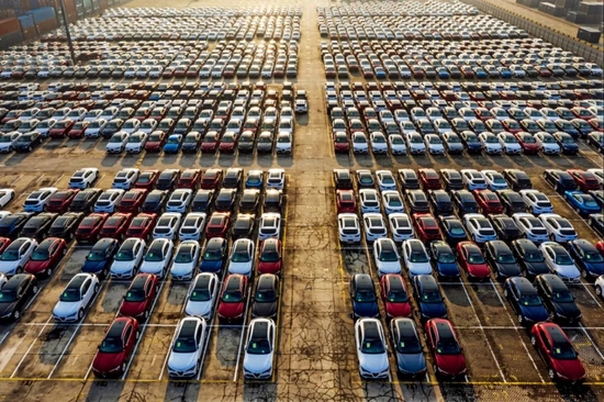 （资料图片）上海的一处港口，等待出口的汽车。图/视觉中国