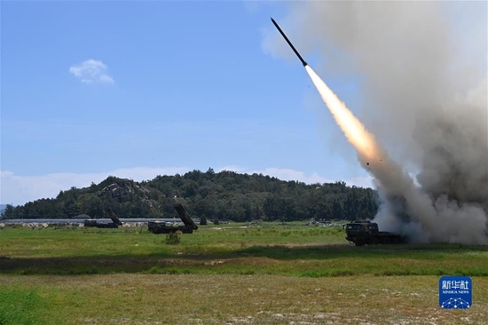 8月4日，东部战区陆军某旅组织远火分队在台湾海峡组织实弹射击，完成精确打击任务。这是发射现场。新华社发（赖桥泉 摄）
