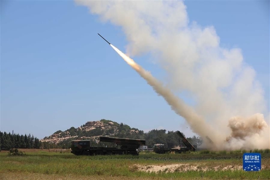 8月4日，东部战区陆军某旅组织远火分队在台湾海峡组织实弹射击，完成精确打击任务。这是发射现场。新华社发（洪伟 摄）