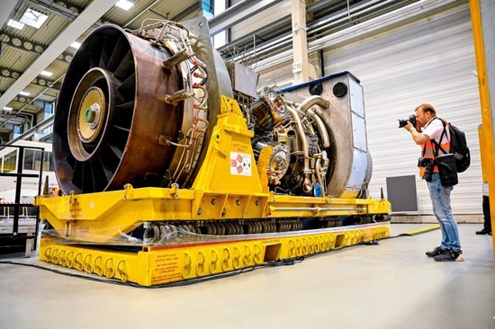  8月3日，德国鲁尔河畔米尔海姆，“北溪1号”天然气管道涡轮机在加拿大完成维修后被储存在德国西门子能源公司工厂。
