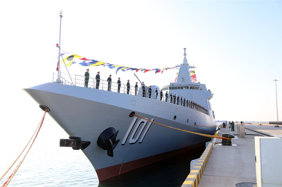 2020年1月12日，中国人民解放军海军055型驱逐舰首舰南昌舰归建入列仪式在青岛某军港码头举行。新华社记者 李唐 摄