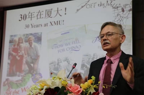 △潘维廉教授在《我不见外——老潘的中国来信》新书首发式现场