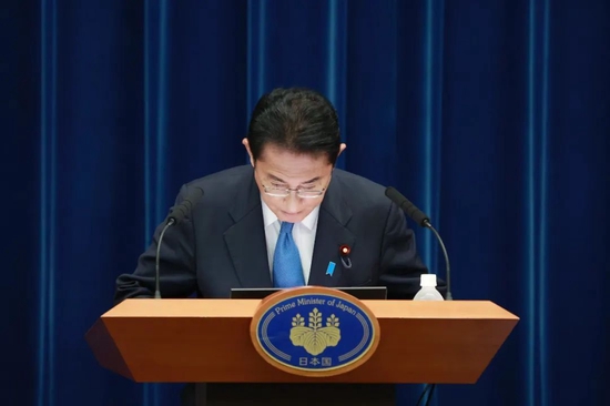当地时间2022年8月31日，日本东京，日本首相岸田文雄在首相官邸举行的记者招待会上鞠躬致意。图/视觉中国