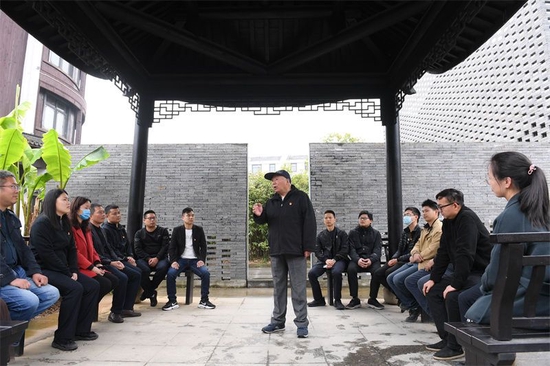 浙江诸暨枫桥镇魏廉村老党员魏杏根（中）在枫桥经验陈列馆的亭子内和年轻党员分享当年运用“枫桥经验”化解基层矛盾的故事（2021年4月11日摄）。新华社记者 翁忻旸 摄