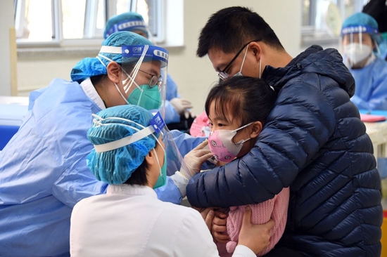 在北京市海淀区学院路街道新冠疫苗接种点，医护人员为一名小朋友接种新冠疫苗（2021年11月13日摄）。新华社记者 任超 摄