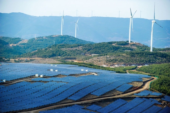 这是贵州省威宁县平箐光伏电站和大海子风电场（2018年3月13日摄）。新华社记者 杨文斌 摄