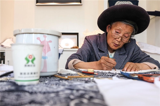 村民在贵州省黔西市新仁乡化屋村蜡染车间内制作蜡染（2022年6月1日摄）。新华社记者 欧东衢 摄