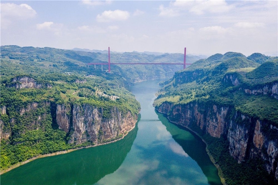 这是2022年5月31日拍摄的贵州省黔西市新仁苗族乡化屋村乌江源百里画廊（无人机照片）。新华社记者 欧东衢 摄