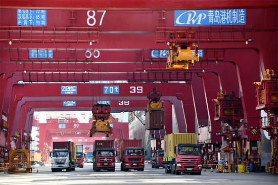 货车在山东港口青岛港前湾三期集装箱码头运送集装箱（2022年9月10日摄）。新华社记者 李紫恒 摄