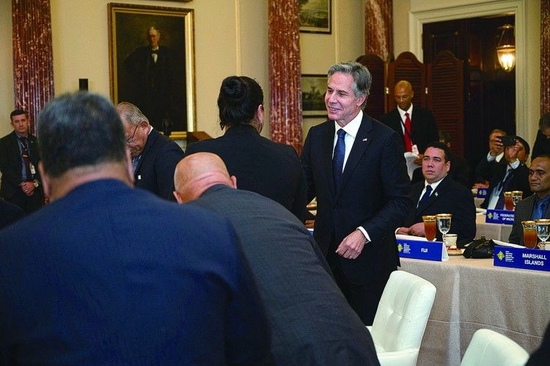  28 日，美国国务卿布林肯在工作午餐会上同与会者寒暄。 （法新社）