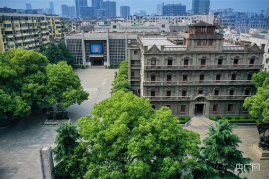  1956年建成的南昌八一起義紀(jì)念館舊館（右側(cè)）與2007年建成的新館（左側(cè)）遙相呼應(yīng)（央廣網(wǎng)發(fā) 魏曉兵 攝）