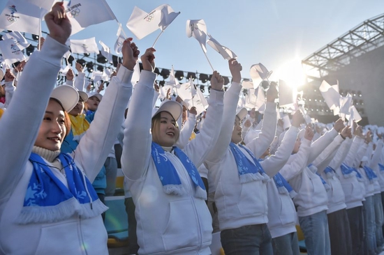 2019年12月5日，志愿者代表在北京2022年冬奥会和冬残奥会赛会志愿者全球招募启动仪式上挥舞旗帜欢呼。新华社记者 彭子洋 摄