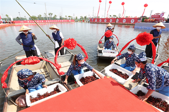  第二十二届中国·盱眙国际龙虾节龙虾开捕仪式（央广网发 许昌银 摄）