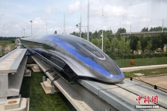 2021年7月20日，时速600公里高速磁浮交通系统在山东青岛成功下线，标志着我国掌握了高速磁浮成套技术和工程化能力。这是当前可实现的速度最快的陆地交通工具。 中新社记者 胡耀杰 摄