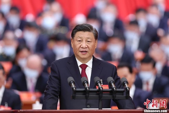 10月16日,中国共产党第二十次天下代表大会在北京人民大礼堂开幕。习近平代表第十九届中央委员会向大会作敷陈。 中新社记者 盛佳鹏 摄
