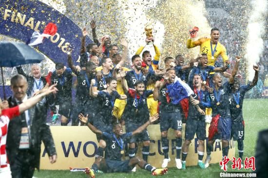 法国队夺得2018年俄罗斯世界杯冠军。中新社记者 富田 摄