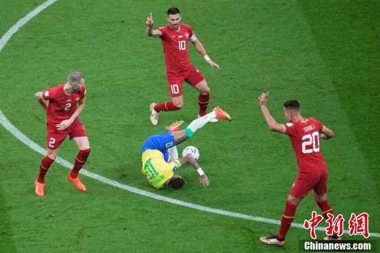 被三位塞尔维亚球员围住的内马尔在地上“翻滚着”。