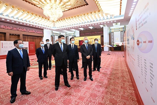 2022年9月30日，党和国家领导人习近平、韩正等在北京人民大会堂会见C919大型客机项目团队代表并参观项目成果展览。这是习近平等参观项目成果展览。新华社记者 李学仁 摄