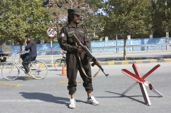 9月5日，阿富汗安全人员在喀布尔爆炸现场附近警戒。 图源：新华社