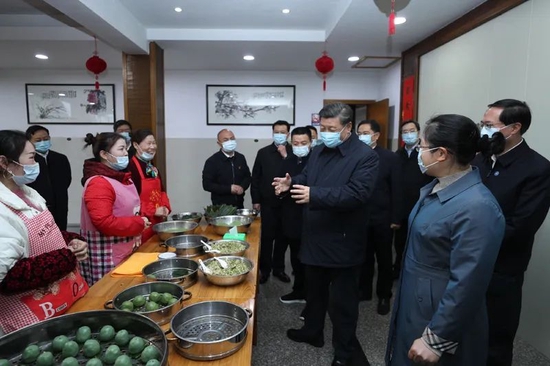 2020年3月30日,习近平在湖州市安吉县天荒坪镇余村了解农家乐经营和特色农产品销售情况。新华社记者 鞠鹏 摄