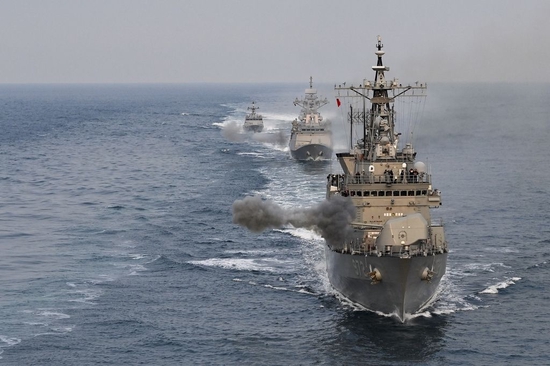 韩国13艘军舰出海演练：发射120枚炮弹 猛烈轰击“敌机”