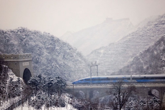 2022年1月21日，G8825次列车经过居庸关隧道，冒雪驶向太子城。当日，京张高铁冬奥列车开启赛时运输服务。新华社记者 邢广利 摄