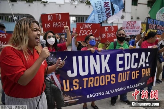 當地時間2023年2月2日，菲律賓馬尼拉，示威者高喊口號，抗議美國國防部長奧斯汀的訪問。
