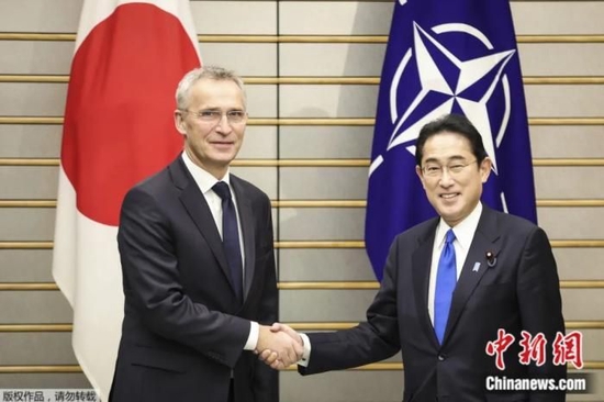 当地时间2023年1月31日，北约秘书长斯托尔滕贝格(左)在东京与日本首相岸田文雄握手。