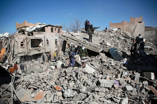 2022年1月，一场空袭过后的也门首都萨那市。