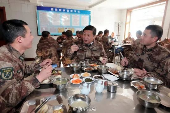 2014年1月26日，习近平来到内蒙古军区边防某团一连食堂，同战士们一起用餐。（图源：新华社）
