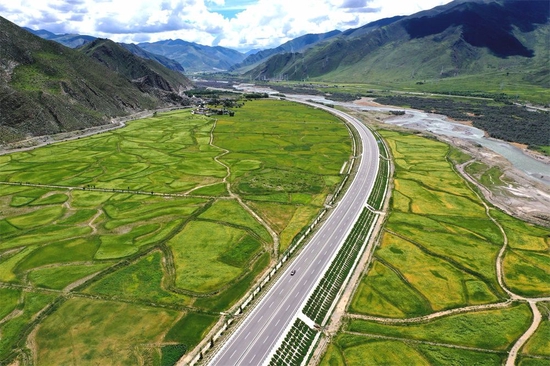  2019年8月16日拍摄的拉林公路一景（无人机照片）。新华社记者 普布扎西 摄
