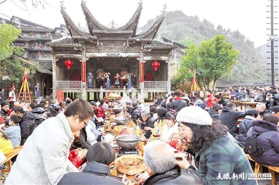 游客在乌江寨国际旅游度假区参加寨主家宴，欣赏文娱节目。 李仁军 摄（贵州图片库发）