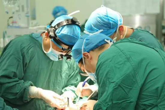 肾脏移植手术需要多位外科医生配合。中国科学技术大学附属第一医院 图