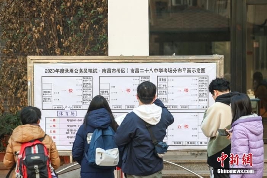 资料图：江西南昌，国考考生在察看考场。中新社记者 刘力鑫 摄