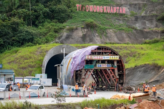  这是3月6日在马来西亚彭亨州拍摄的马来西亚东海岸铁路（马东铁）关丹隧道施工现场。