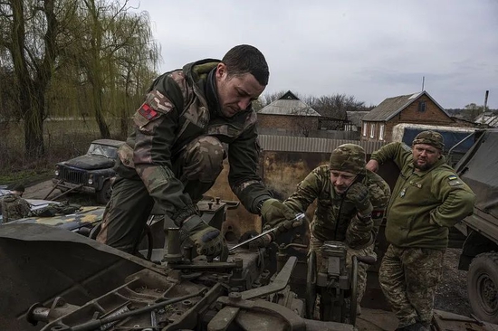  4月2日，巴赫穆成心区，乌克兰士兵在修理一辆坦克。图源：视觉中国