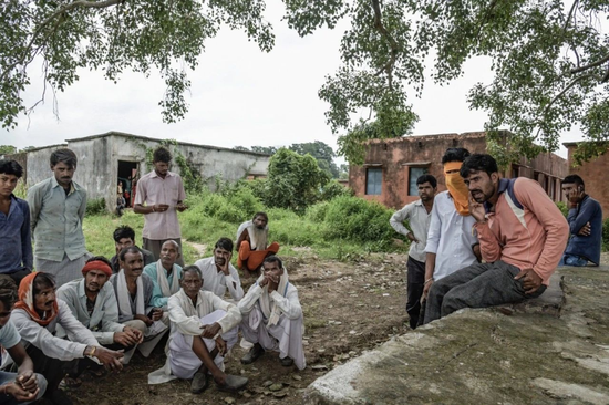 高种姓人坐着,而低种姓的人只能蹲着