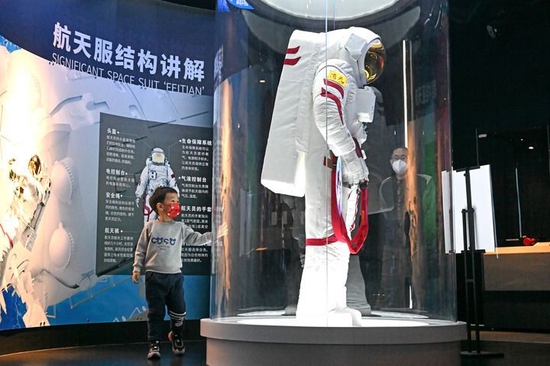  2023年1月7日，一名儿童在国家海洋博物馆参观“探索·星辰大海──航天科技主题成果巡回展”。新华社记者 赵子硕 摄