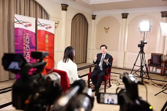  李家超接受重庆媒体采访图：香港《大公报》