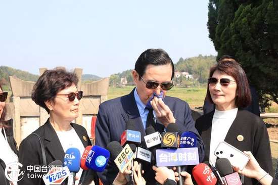 携家人在湖南祭祖的马英九受访时引述马家祖训，一度哽咽落泪。（中国台湾网　尹赛楠　摄）